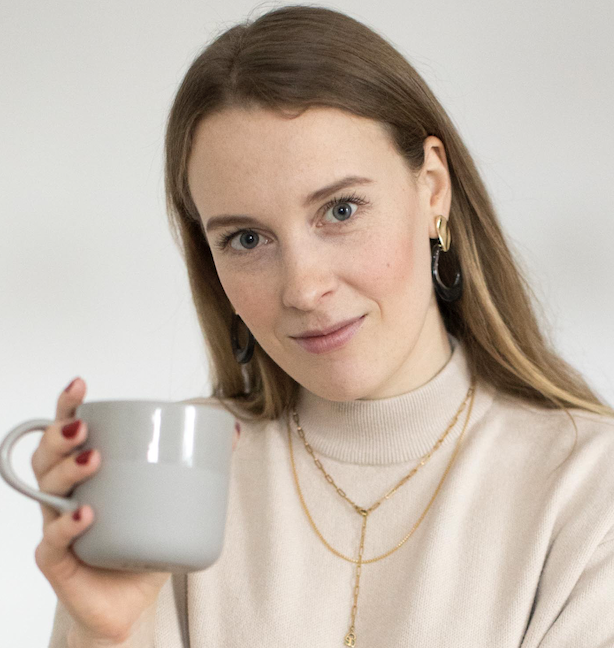 Lisa im Portrait mit Kaffeetasse